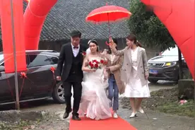 四川一姑娘，不顾父母反对，坚持远嫁湖南一小伙，刚下车到家视频封面