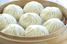 再也不用买包子了！妈妈用了30年的配方！蓬松雪白宣软的鲜肉包！视频封面