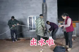 经过三四天的努力，水井终于是出水了，大家看看这个井水巴适吗视频封面