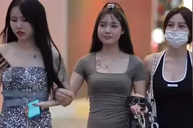 曲线身材的紧身裙美女，简约时尚的穿搭，展现迷人魅力视频封面