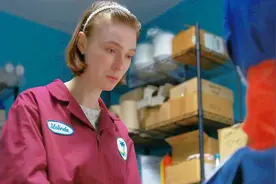 喜剧片：男人在加油站劫财，却被女店员打败，剧情实在太搞笑了！视频封面