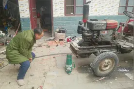 农民利用杠杆原理，轻松抬起拖拉机车头，车子打滑了就用这招视频封面