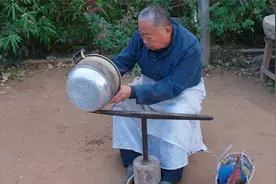农村老一辈的补锅手艺，原来坏掉的锅底是这样修复的视频封面