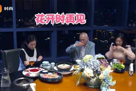 花开时再见：双胞胎姐妹跟老板吃饭，结果老板不谈生意只喝酒视频封面