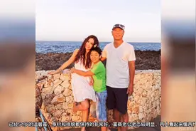 54岁温碧霞罕晒全家福，与老公热吻却似两代人，弃婴养子变帅气视频封面