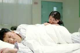 女儿心疼父亲生病住院，深夜守在父亲的病床前偷偷抹眼泪视频封面