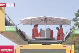 第五代华灯车亮相天安门广场 车上首次配备卫生间视频封面