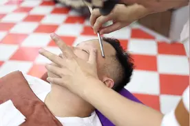 90后男生几十元买的工具  修面还拍成视频解压 日入几百 非常好赚视频封面
