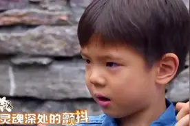 嗯哼帮小山竹撕辣条包装，力气不够牙齿来凑小脸都在发力，太逗了视频封面