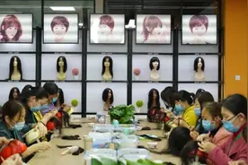 陕西窑洞假发热销好莱坞获五星好评，64岁村民：自己变洋气了视频封面