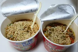 普通装康师傅牛肉面PK大食桶，今天来看看里面的面量到底差多少