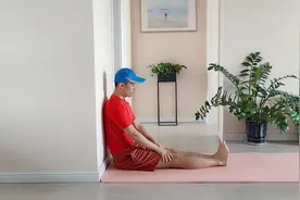每天拉筋5分钟，打开腿部经络，疏通气血，走路也轻快了视频封面