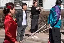 霸气！黑龙江一婆婆拿木棍护儿媳阻婚闹：看谁敢动她视频封面