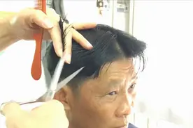 中年男子紧跟时尚潮流，剪款中分发型，你看帅不帅