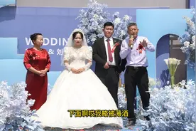 婚礼上新郎爸爸讲话真幽默，引得亲友们掌声不断。视频封面