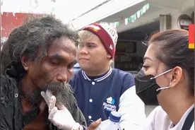 流浪汉留着齐腰的长发，脏乱不堪，美女要帮他理发，他会答应吗视频封面