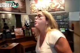 美国女子进店不戴口罩！向顾客吹气“笑场”，背后理由竟这么奇葩视频封面