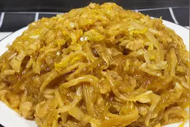 东北菜“酸菜粉”这样做才地道，爽脆开胃，媳妇刚吃完一次还让做视频封面