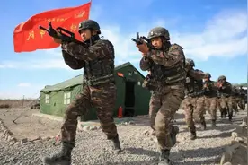 强悍！新疆武警“反恐尖刀中队”战士以一敌六，击毙六名暴恐分子视频封面