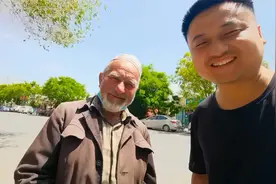 河南穷游小伙来到新疆，结识一位新疆大爷，忍不住跟他合影留念视频封面