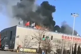 秦皇岛一公司突发大火，黑烟滚滚，起火原因不明！视频封面