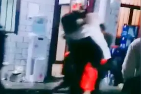 接亲要喝一排白酒 新郎摔花走人 当事人：误会，婚礼照常举行视频封面