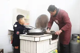 农村爷爷油炸肉盒，孙子教爷爷做生意，这样赞美爷爷，爷爷乐开花视频封面