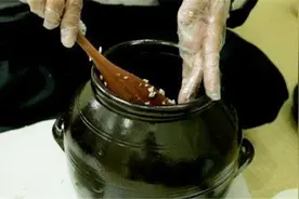 您听说过粪酒吗？中国的酒文化传到韩国，诞生了大粪酿的酒！视频封面
