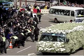 梅艳芳葬礼全过程，刘德华扶灵，谢霆锋抬遗像，旧爱赵文卓到场！视频封面