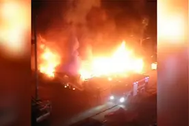 黑龙江齐齐哈尔多户民房着火，现场一片火光，有人回去拿钱被烧伤视频封面