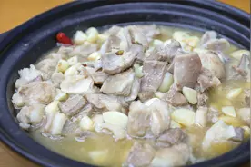 不放任何调料的蒜焖羊肉，厨师长的做法太经典了，口感真地道视频封面