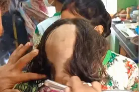 小女孩妈妈嫌长发难打理，直接让理发师剃成光头，瞬间颜值飙升视频封面