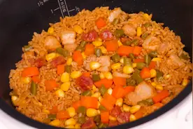 五花肉焖饭，用电饭煲就能做，简单又美味，一锅都不够吃视频封面