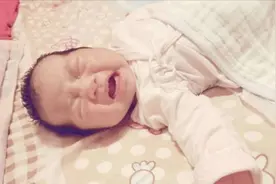 1岁宝宝半夜摔下床，妈妈的做法让婆婆直呼冷血，医生却说做得对视频封面