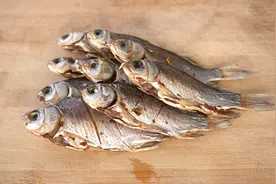 风干鲫鱼这样一做，腊味飘香，麻辣鲜香，唇齿留香，家常味十足视频封面
