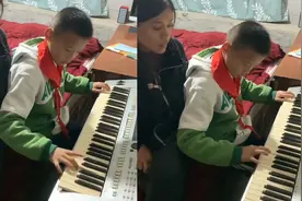 儿子弹琴妈妈唱歌，母子二人配合默契，网友：斯是陋室，惟吾德馨视频封面