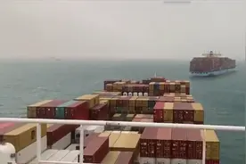 20万吨级货轮搁浅 致苏伊士运河大堵塞！视频封面
