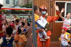 当消防员爸爸身穿灭火服到幼儿园接儿子放学：别的爸爸瞬间不香了视频封面