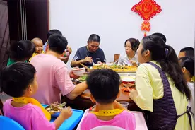 冯小厨做番茄烤鱼+6道菜，简单快速又营养，大哥干饭人”实至名归视频封面