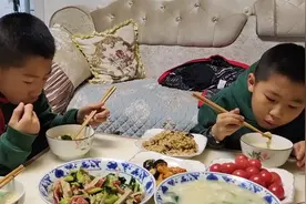 记录单亲妈妈和儿子的日常生活，丰盛的晚餐，粉丝都看饿了视频封面