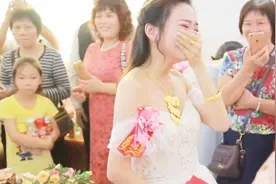 广东一空姐，比明星还漂亮几倍，嫁给一老总，出门时新娘还是哭了视频封面