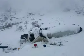 西藏一隧道口雪崩已致8人死亡，大型机械到场，最新搜救画面曝光视频封面