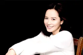 俞飞鸿爆出一组甜美写真 仙子风范 女人美体现在她身上是由内而外视频封面