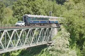 彪悍的汽车，路虎跑上铁轨拉108吨火车车厢跑了10公里视频封面