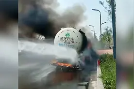河南商丘一水泥罐车行驶中突发自燃，洒水车秒变消防车紧急灭火视频封面