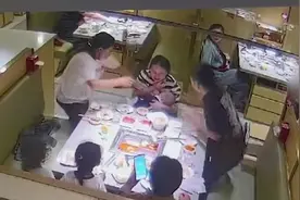 男童不慎将玩具甩进邻桌火锅 汤汁溅出烫伤4个月婴儿还不愿协商视频封面