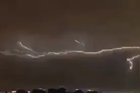 罕见雷暴袭击武汉，下午四点天空漆黑如墨，巨型闪电狂舞雷声轰鸣视频封面