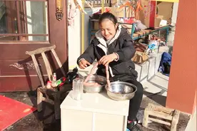 农村媳妇第一次做烤肠，先装再晾晒5个小时，晾好一蒸一煎真好吃视频封面