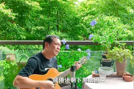 大叔吉他弹唱，周传雄经典情歌《黄昏》撕心裂肺的感觉令人心碎视频封面