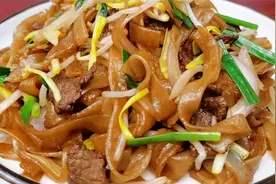 饭店的炒河粉为什么那么好吃？大厨教几个技巧，筋道爽滑不粘不坨视频封面